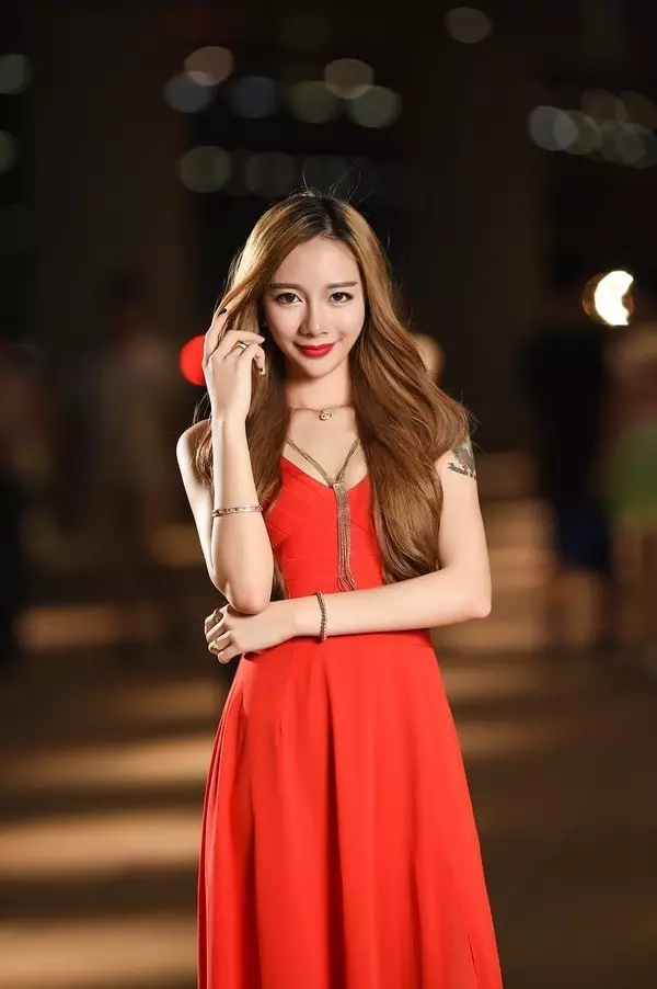 She is Miss Zi → _ → "Hong Kong model" 》》Oubao F1-400 shooting